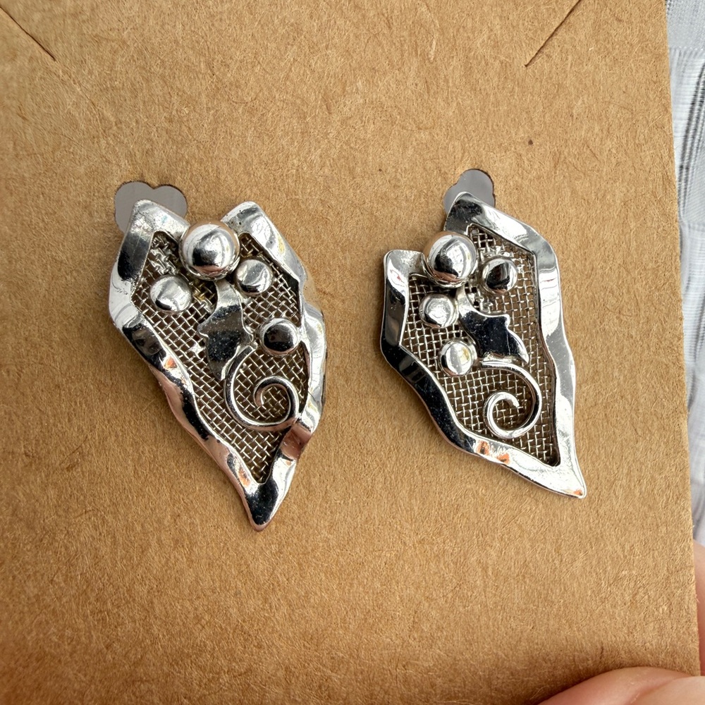 Vintage Bond Boyd screw back Earrings